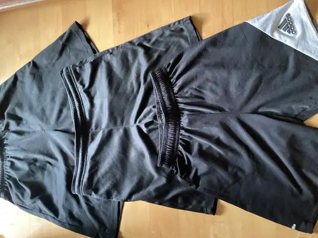 Manteau printemps ,chandails ,short, sandales in Skates & Blades in Granby - Image 7