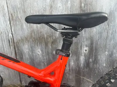 It's a medium-size, enduro-type bike from 2014. The front shock has 150mm travel, and the rear shock...