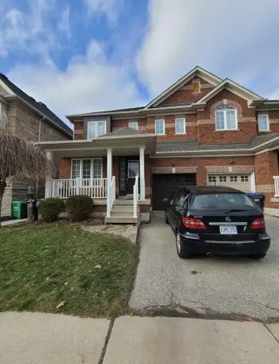 Freshly painted and professionally cleaned 4 BR and 2.5 WR Semi D house in Churchill Meadows, Missis...
