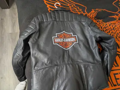 Size Medium Harley Davidson leather jacket asking 80$