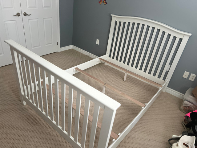 Convertible Crib (crib to full size bed) in Cribs in Markham / York Region - Image 4