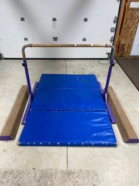 Adjustable gymnastics bar, with mat and suede balance beam inclu