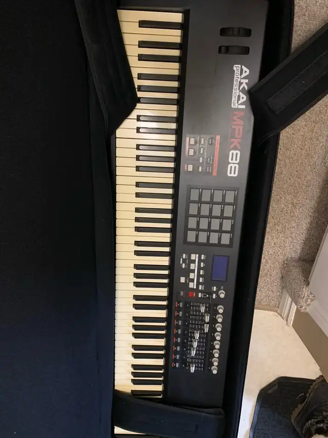 Akai MPK 88 keyboard and gator case in Pianos & Keyboards in City of Toronto - Image 3