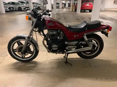 Up for sale is my 1982 Honda Nighthawk 450 Needs some work to get her back on the road- primarily a...