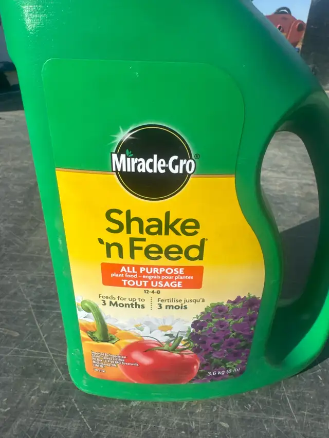 Miracle-Gro Shake 'n Feed All Purpose Plant Food