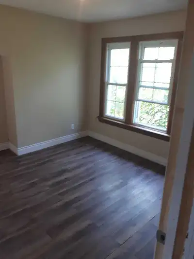 Located at Fennell and East 28th , this large freshly renovated room is party fully licensed rooming...