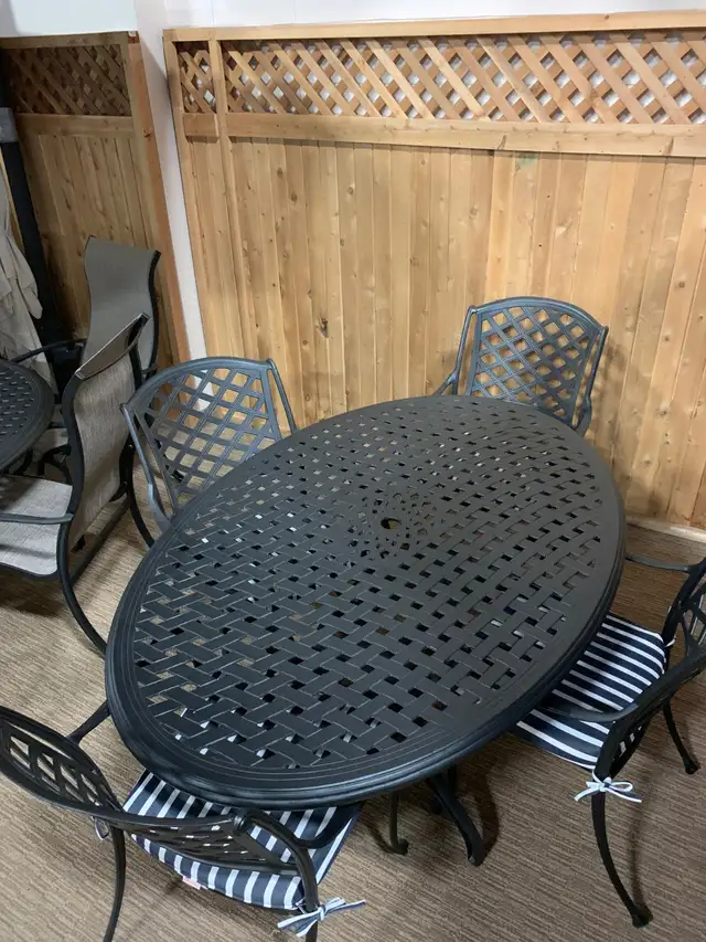 OUTDOOR OVAL PATIO TABLE & 4 CHAIRS in Patio & Garden Furniture in Oakville / Halton Region - Image 3