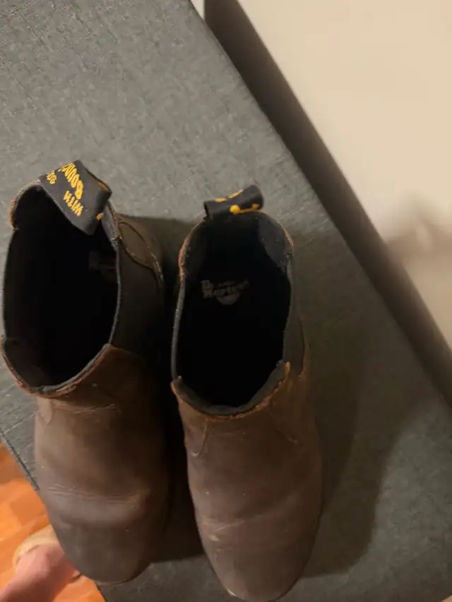 Dr. Martens Embury Crazy Horse Chelsea Boots in Men's Shoes in Oshawa / Durham Region - Image 3