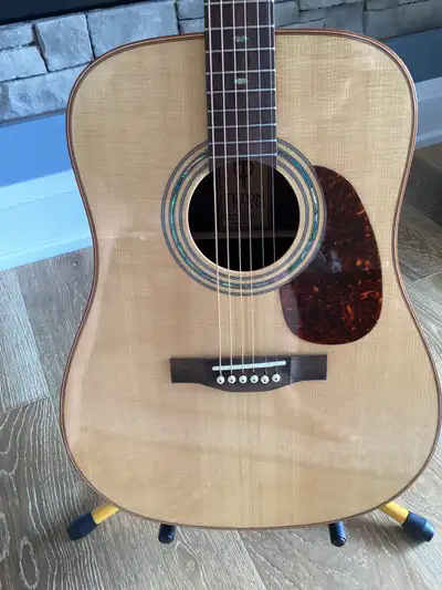 Teton high end acoustic 6 string,solit Sitka spruce top,rosewood sides and back mahogany neck. Guita...