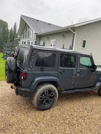 jeep soft top off of a 2018 jeep wrangler jk 4 door in good shape all hardware included $300 located...