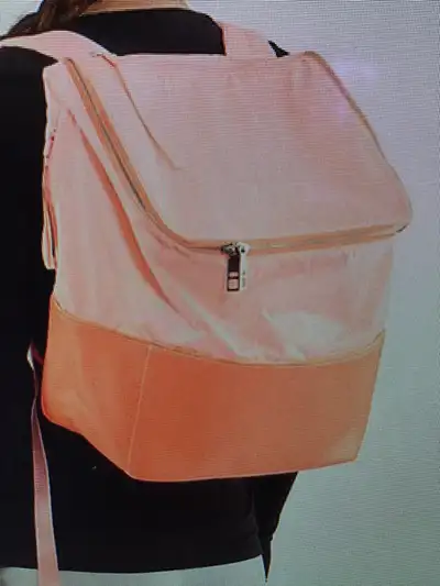 This Lululemon bag is a great colour for summer with lots of storage. It’s in good condition with no...