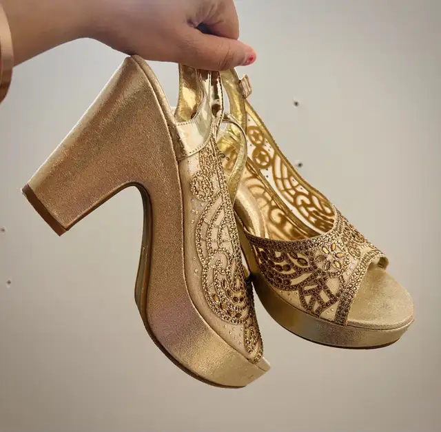 Women shoes in Women's - Shoes in City of Montréal - Image 3