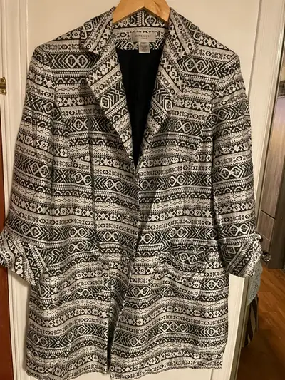 J'offre deux longs vestons, idéal pour ajouter une touche d'élégance à votre garde-robe! Le premier...