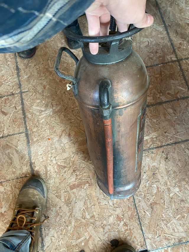 ANTIQUE COPPER FIRE EXTINGUISHER  in Arts & Collectibles in Leamington - Image 2