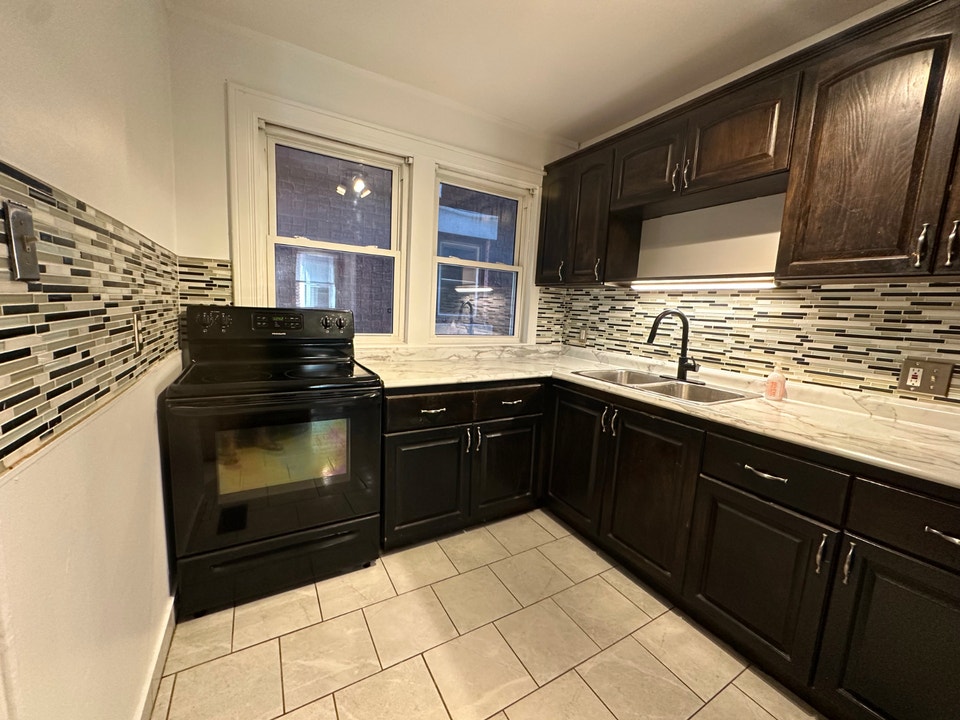 Three Bedroom Renovated Walkerville apartment 3