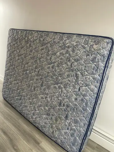 Matelas + Sofa à vendre – 200$ pour les deux, View more