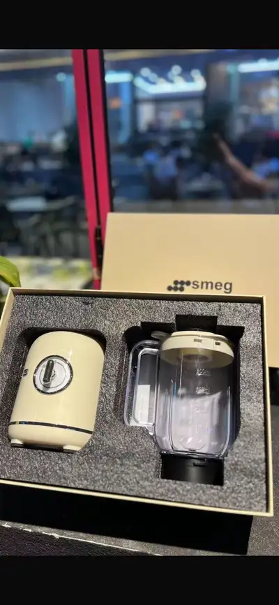This Smeg blender is a stylish and functional addition to any kitchen, perfect for smoothies and foo...