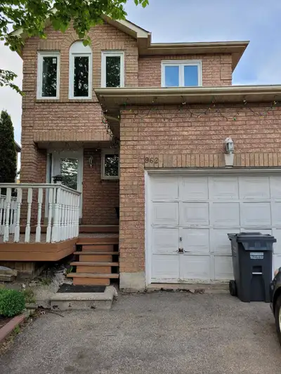 2 Rooms available in a beautiful 3 Bdrm House heartland Mississauga Major intersection: Mavis and Eg...