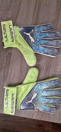 PUMA Youth Soccer Goalkeeper Goalie Gloves, size 10