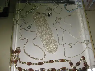 VINTAGE BIJOUX ET COFFRES À BIJOUX - MONTRES, View more