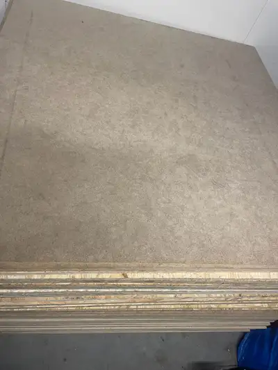 40 Planches neuves de 4’x4’ en bois de très bonne qualité. Épaisseur 5/8 de pouce. Entreposé à l’int...