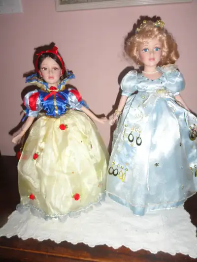 Poupée porcelaine Cendrillon, Blanche-Neige, View more