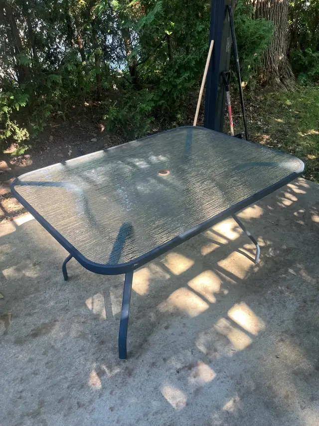 beautiful patio table stored indoors in winter in Patio & Garden Furniture in City of Montréal - Image 7