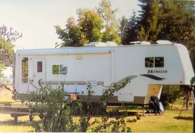 31' 5th wheel made in Canada with Okanagan Build Quality. Well maintained and includes the hitch, on...