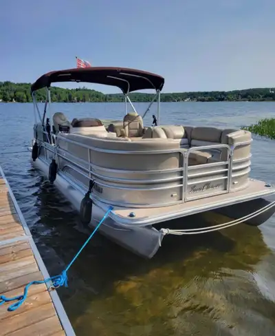2015 Sunchaser 23 ft Pontoon Boat with trailer for Sale – $37 900 Ready for you to enjoy the water,...