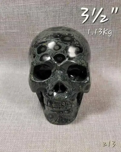 Sculpture Skullis 3½" jaspe Kambaba naturel. Kambaba jasper, View more