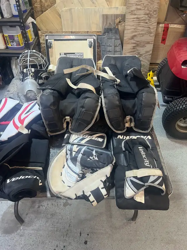  Road hockey goalie equipment in Hockey in Pembroke - Image 3
