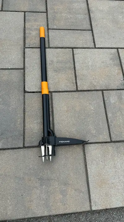 Fiskars Weed Puller - standing - Triple Claw, View more