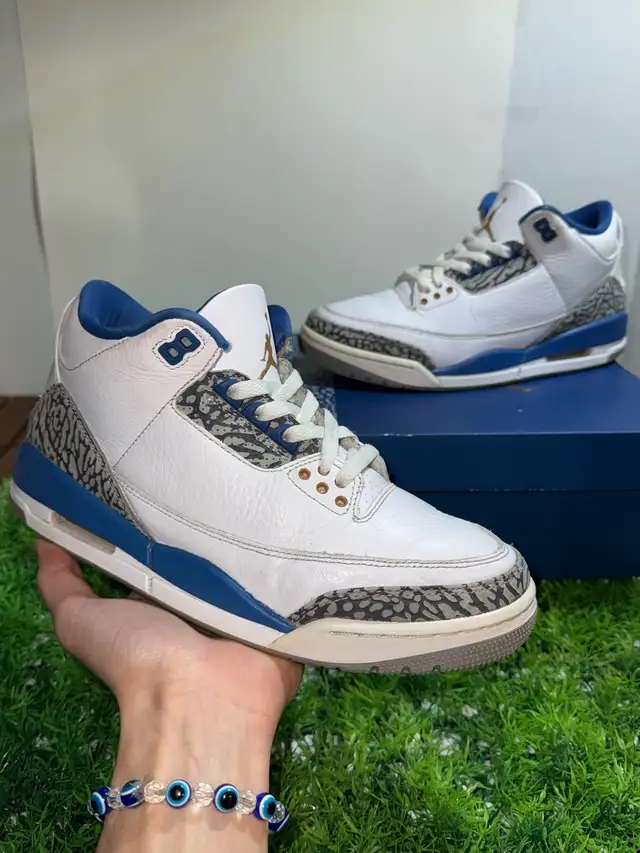 Size 8 - Air Jordan 3 Wizards  in Men's Shoes in Mississauga / Peel Region - Image 2