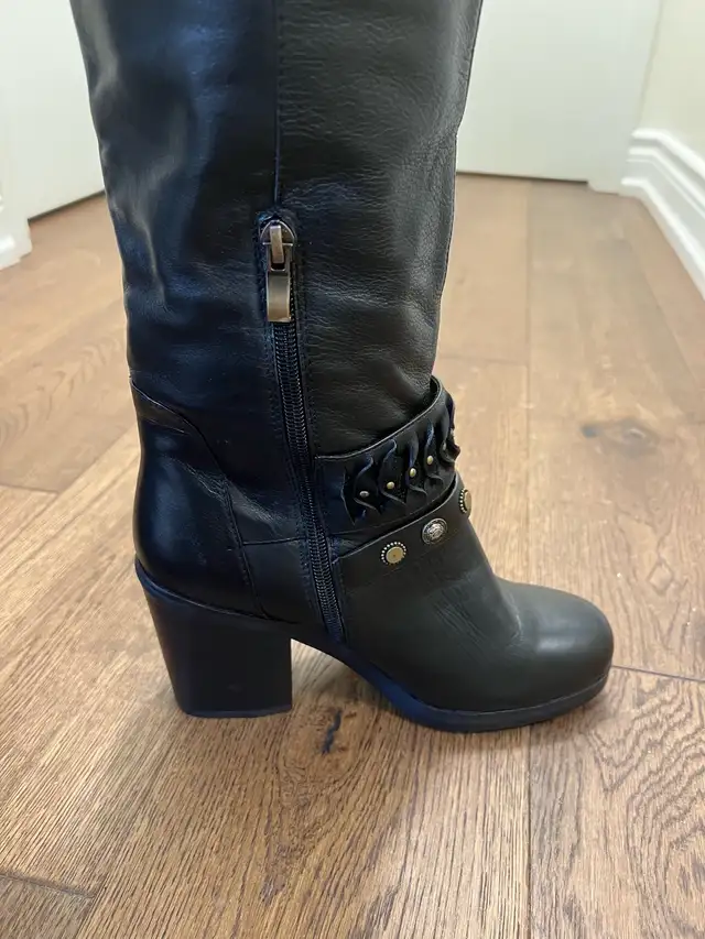 Leather thick-soled women's boots in Women's - Shoes in City of Toronto - Image 5
