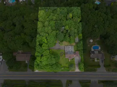 OPPORTUNITÉ!! Terrain possiblement subdivisable de plus de 80 000 pieds carrés. Vous venez de dénich...