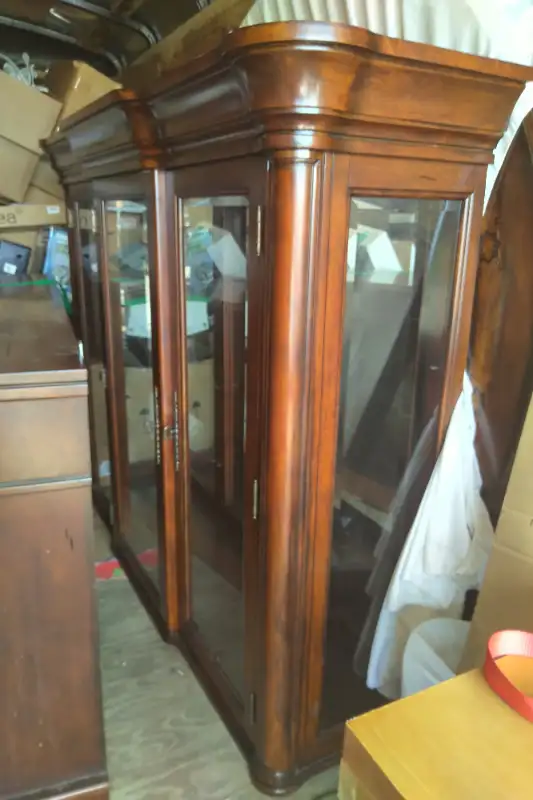 Antique Buffet and Hutch in Hutches & Display Cabinets in Kitchener / Waterloo - Image 5