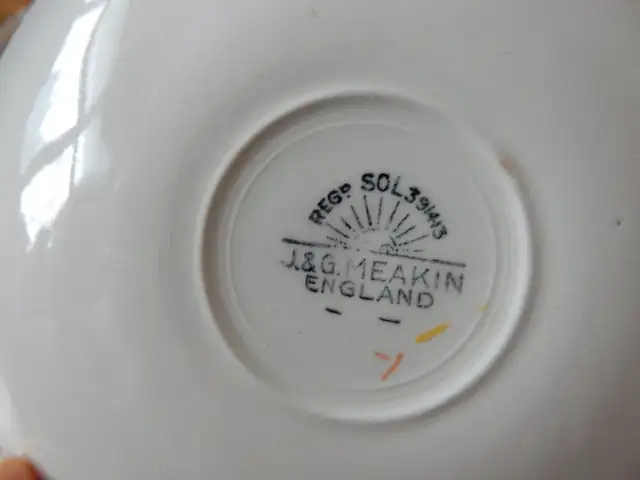 Vintage Gloria pattern -England-J&G Meakin-391413-33 piece set in Arts & Collectibles in Saskatoon - Image 4
