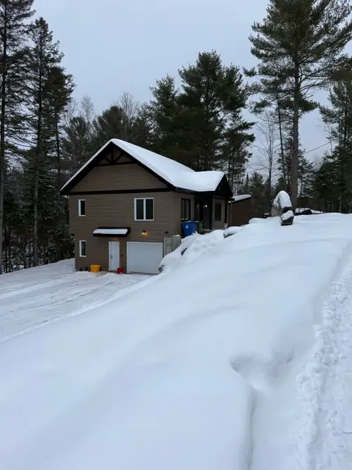 MAGNIFIQUE 3 1/2 NEUF AVEC GARAGE À LOUER À SAINTE-SOPHIE 3 1/2 : 1450$ par mois Garage 12x22 : 300$...