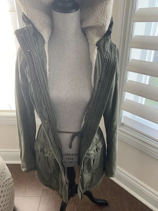Abercrombie & Fitch New York Military Sherpa Coat in Women's - Tops & Outerwear in City of Montréal - Image 5