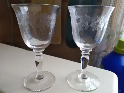 Si l'annonce est encore sur le site, c'est encore disponible 14 petits verres à alcool anciens (vint...
