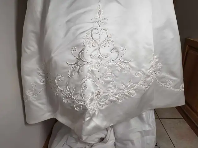 Stunning Beaded wedding dress in Wedding in Lethbridge - Image 5