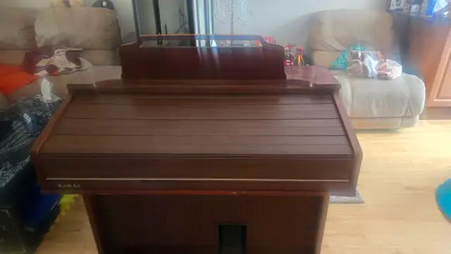 Piano ou orgue a donner en bonne etat in Pianos & Keyboards in City of Montréal - Image 3