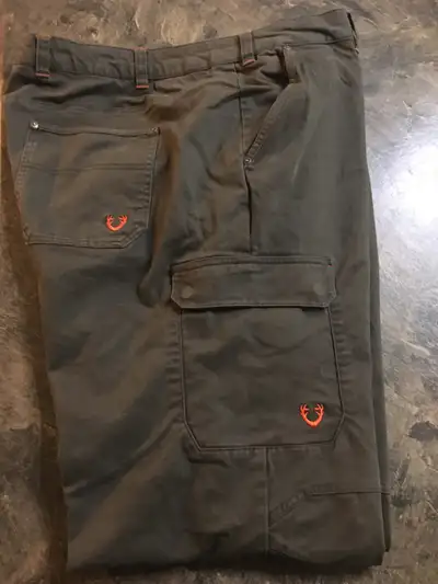 These pants are in very good condition…minor wear on the cuffs as shown in the pics,heavy duty reinf...
