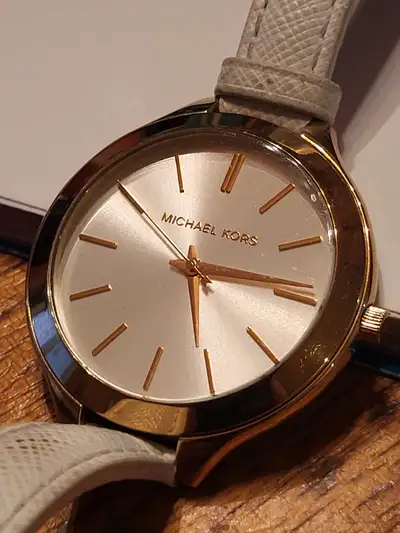 La batterie doit etre chargée sinon elle fonctionne tres bien. Vient avec son bracelet en cuir. Beau...