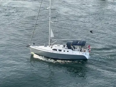 2006 Hunter DS410 An excellent condition sailboat deck saloon well maintained by its original owner....