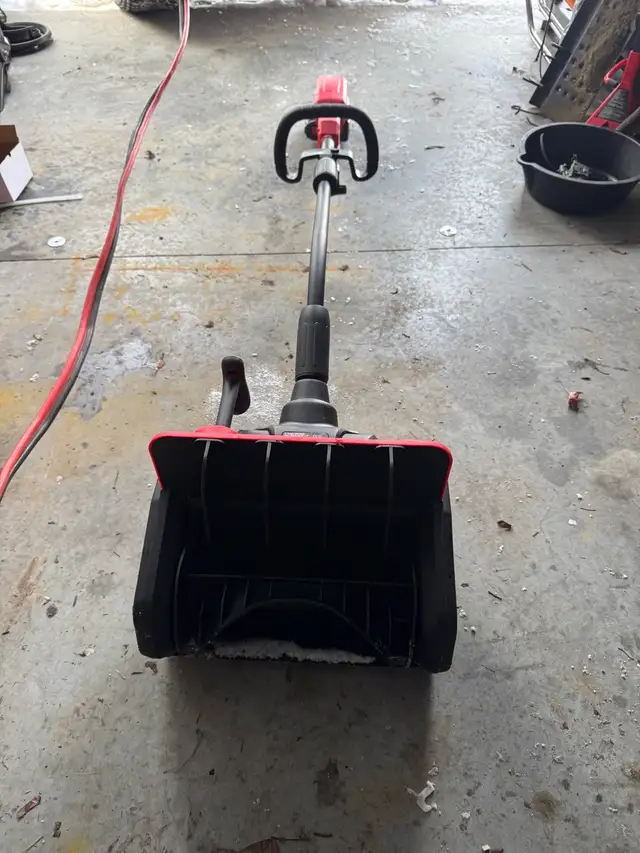 Benchmark 13’ electric shovel  in Snowblowers in Kitchener / Waterloo - Image 3