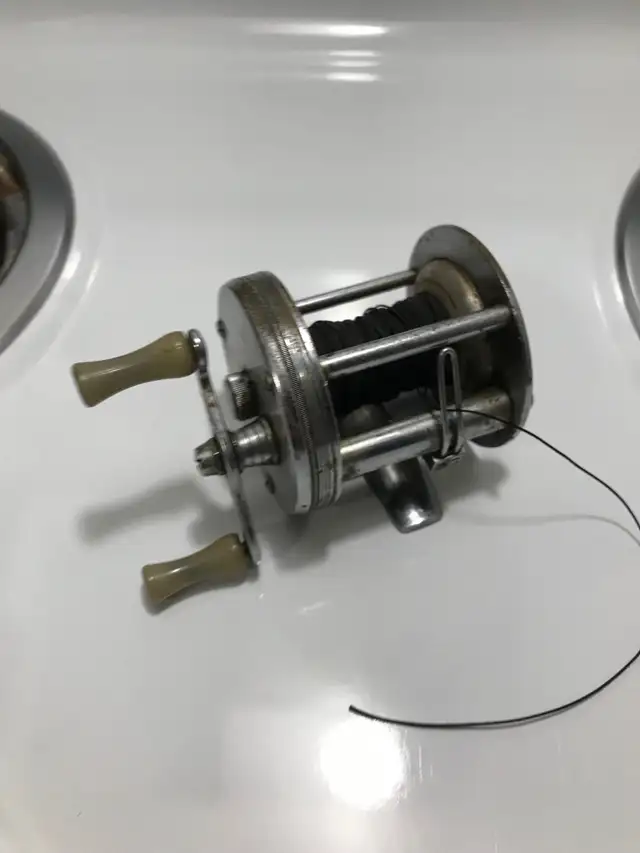 Vintage BRONSON Lashless Model No . 1700 Fishing Reel . in Fishing, Camping & Outdoors in Sarnia - Image 2