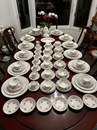 Royal Crown Derby Melrose Made in England 1 dinner place setting