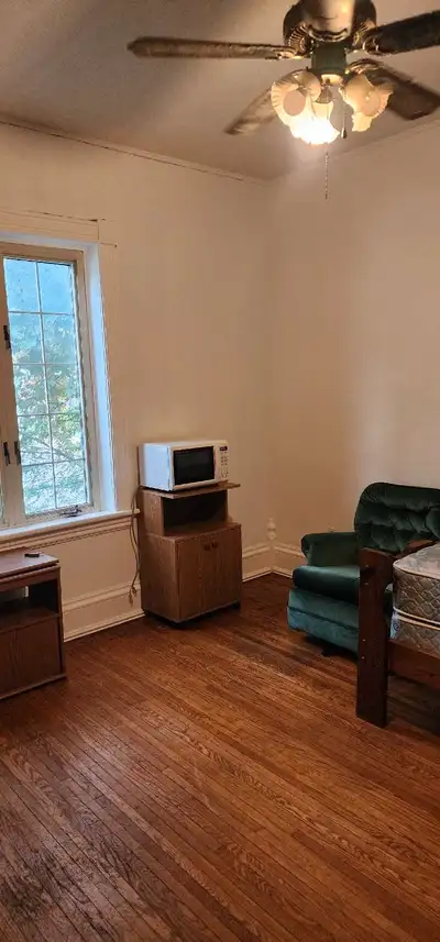 ROOM FOR RENT DOWNTOWN LINDSAY 705 879 3692