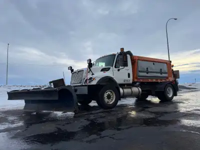 2011 International 7400 Sanding Truck 128,000 Km 6600hrs International 9.3L Diesel Engine Allison Au...